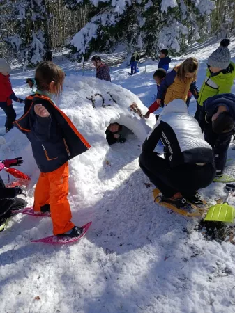 Petit Trappeur construction d'igloo.